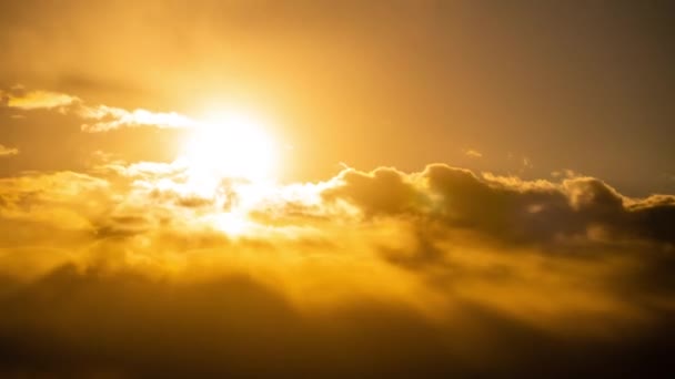 Time Lapse of White Nubes esponjosas flotando en un atardecer naranja oscuro — Vídeos de Stock