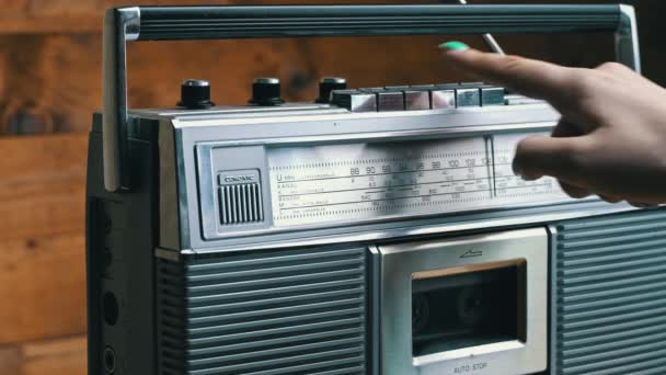 Las niñas giran y presionan los botones en el grabador de cinta de radio retro. — Vídeos de Stock