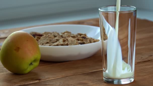 Menuangkan Susu ke Kaca untuk sarapan dengan Oatmeal di Slow Mo — Stok Video
