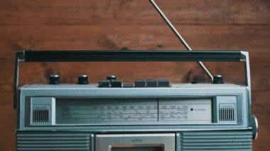 Kızlar Retro Radyo Kaydı 'ndaki Tuşlara Basıyor ve Büküyor.
