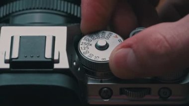 Mans Hands Aperture Wheel 'i Vintage Kamerada Yakın plan.