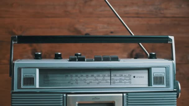 Mão de meninas torce e pressiona os botões no gravador de fita de rádio retro. — Vídeo de Stock