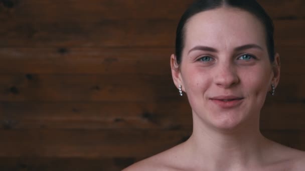 Ansiktet på en vacker flicka Närbild skickar en luft kyss Kopiera utrymme — Stockvideo