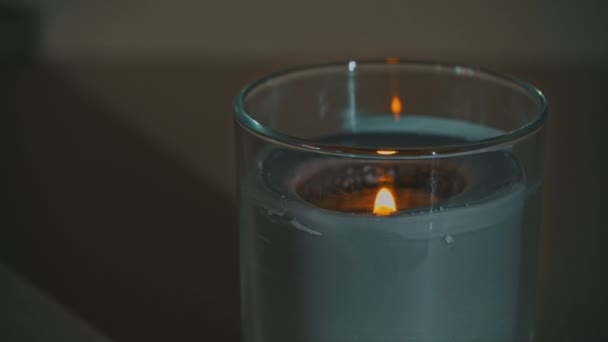 空气中，一只蜡烛燃烧着，在夜晚发出自己的影子 — 图库视频影像