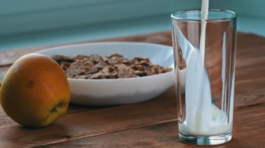 Yavaş Çekimde Yulaf ezmesiyle Kahvaltı İçin Sütü Bir Bardağa Dök