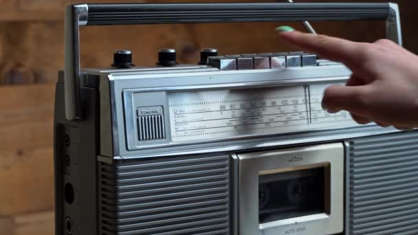 Girls Hand Twist i naciska guziki na magnetofonie Retro Radio. — Wideo stockowe