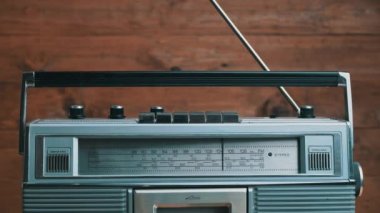 Kızlar Retro Radyo Kaydı 'ndaki Tuşlara Basıyor ve Büküyor.