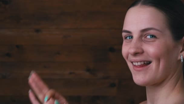 Ansiktet på en vacker flicka närbild visar en OK tecken kopiera utrymme — Stockvideo