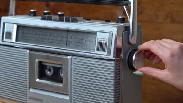 Meisjes Hand Twists en drukt op de knoppen op de Retro Radio Tape Recorder. — Stockvideo