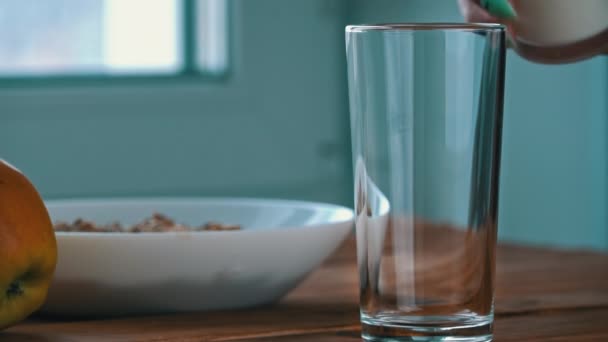 Verser du lait dans un verre pour le petit déjeuner avec de la farine d'avoine à Slow Mo — Video