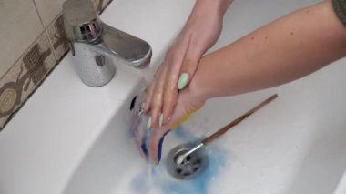 Kız, Rusya 'nın Bayrağını Ellerinden Yıkadı Savaşa Karşı Bir Protesto İçin