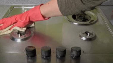 Eldivenli Kadın Parlayana Kadar Gaz Fırınını Deterjanla Yıkayıp Ovaladı