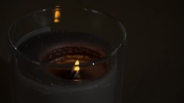 Atmosferik olarak, bir mum akşam karanlığında kendi gölgesini yayarak yanar.