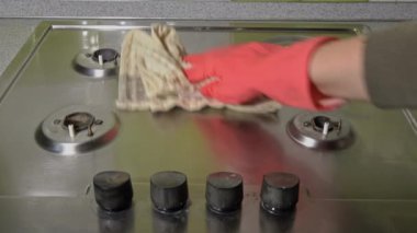 Eldivenli Kadın Parlayana Kadar Gaz Fırınını Deterjanla Yıkayıp Ovaladı