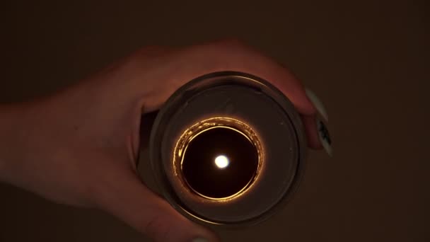 Свеча атмосферно горит в руках девушки с красивым маникюром — стоковое видео