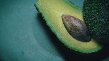 Bir Avokado 'nun İki Yarısı Siyah Arkaplanda Bir Çember İçinde Döner