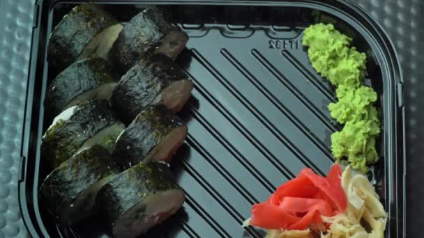 Förpackning av färska sushi rullar med Wasabi och ingefära i en särskild låda — Stockvideo
