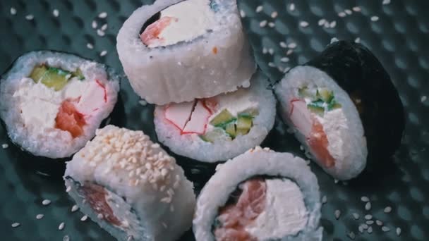 Verse sushi roll met sesamzaad roteren close-up — Stockvideo