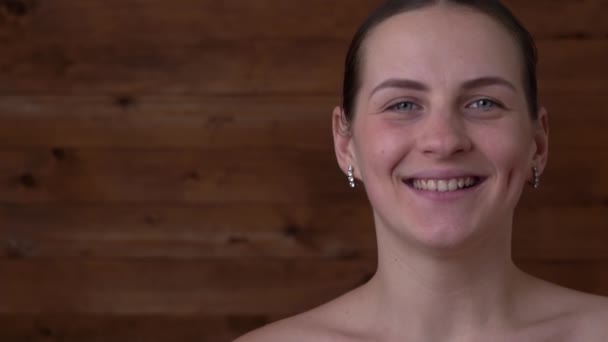 Обличчя красивої дівчини крупним планом посмішки копіювати простір — стокове відео