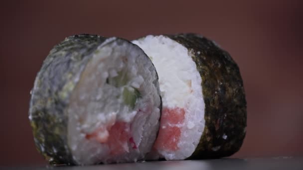 Friss sushi tekercs Maki forgassa közelről — Stock videók