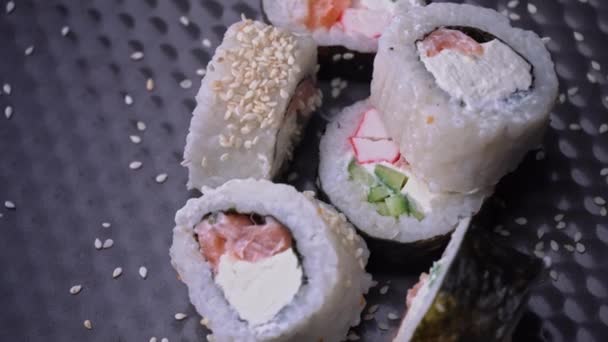 新鲜寿司卷与芝麻籽旋转特写 — 图库视频影像
