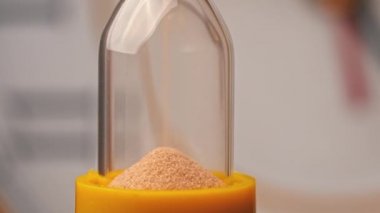 Kum Saati Arkaplan Düzenli Mekanik İzlemeye Karşı Yağıyor