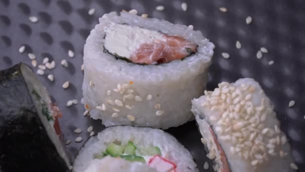 Rolo de sushi fresco com sementes de sésamo girar de perto — Vídeo de Stock