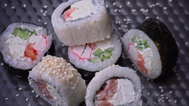 Verse sushi roll met sesamzaad roteren close-up — Stockvideo