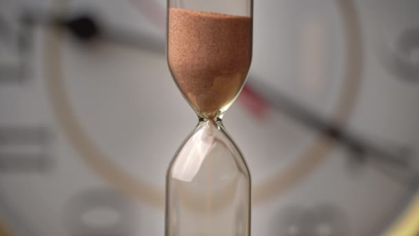 Hourglass Close-up is Pouring Εναντίον του φόντου Συνήθης Μηχανική ρολόι — Αρχείο Βίντεο