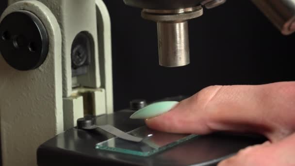 Микроскоп стекло и увеличительное стекло — стоковое видео