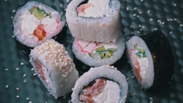 Rolo de sushi fresco com sementes de sésamo girar de perto — Vídeo de Stock