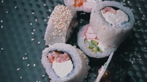 Rolo de sushi fresco com sementes de sésamo girar de perto — Vídeo de Stock