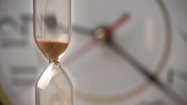 Kum Saati Arkaplan Düzenli Mekanik İzlemeye Karşı Yağıyor