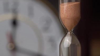 Kum Saati Arkaplan Düzenli Mekanik İzlemeye Karşı Yağıyor
