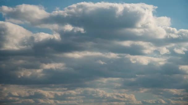 Timelapse witte pluizige wolken zweven over de blauwe lucht — Stockvideo