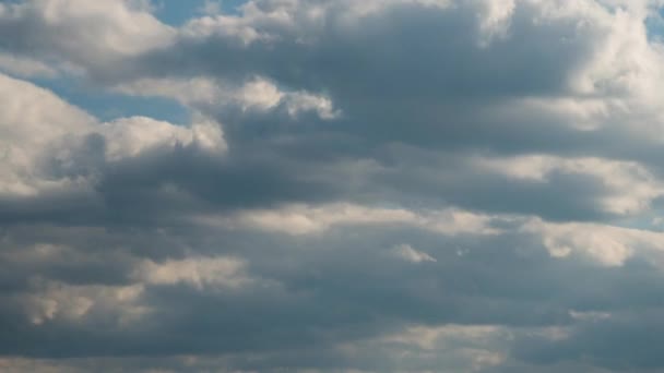 Zeitraffer Weiße flauschige Wolken schweben über dem blauen Himmel — Stockvideo