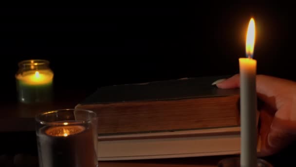 Stack av böcker av Candlelight, ett urval av litteratur för läsning på natten — Stockvideo