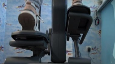 Spor Ayakkabılı Genç Kız Evinde, Alt Görüş 'te bir yörüngeye girdi.