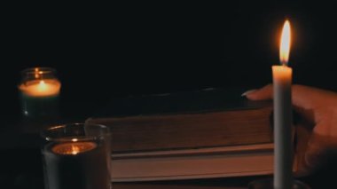 Mum ışığından Kitap Yığını, Gece Okumak İçin Edebiyat Seçimi