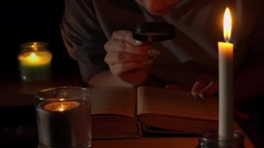 Mum Işığından Bir Kız Akşamları Büyüteçle Eski Bir Kitap Okur