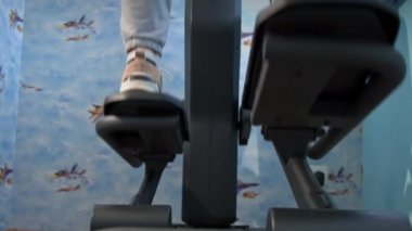 Spor Ayakkabılı Genç Kız Evinde, Alt Görüş 'te bir yörüngeye girdi.