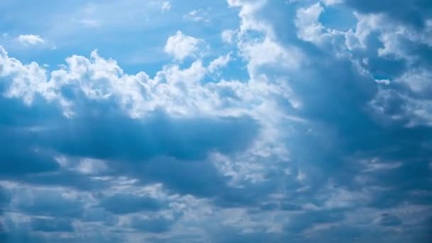 Timelapse Vit fluffig Olakas flyter genom den blå himlen på en solig dag — Stockvideo