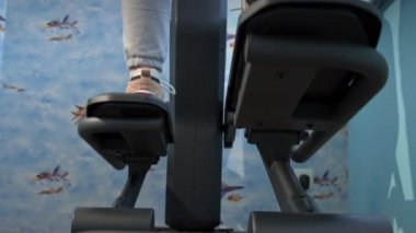 Spor Ayakkabılı Genç Kız Evinde, Alt Görüş 'te bir yörüngeye girdi.