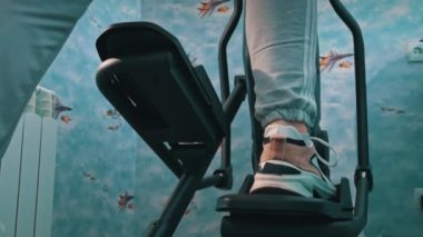 Spor Ayakkabılı Genç Kız Evinde, Alt Görüş 'te bir yörüngeye girdi.