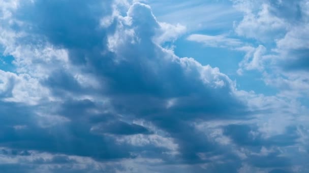 Timelapse Olakas moelleux blanc flotte à travers le ciel bleu par une journée ensoleillée — Video