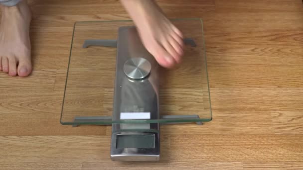 Vrouwen Voeten Stand op de weegschaal en controleer hun Kilogrammen Top View — Stockvideo