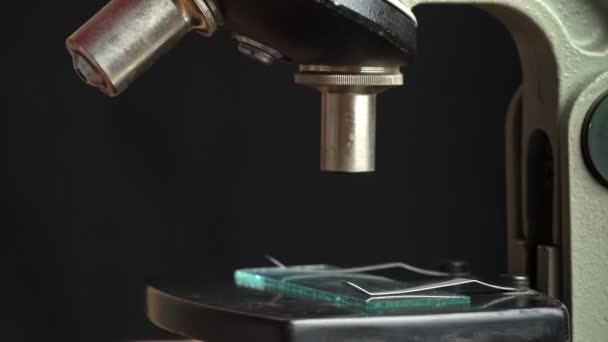 Mikroskop glas och förstoringsglas Resa sig på nära håll — Stockvideo