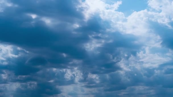 Timelapse Vit fluffig Olakas flyter genom den blå himlen på en solig dag — Stockvideo