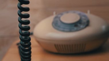 Eski bir Wire Wire telefonundan bir numara aranıyor, Telefonu kaldırıp arayın.