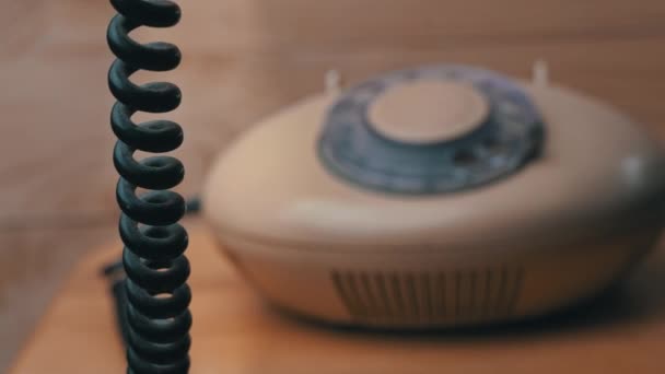Marcando un número en un viejo teléfono de alambre vintage, coge el teléfono y llama — Vídeo de stock